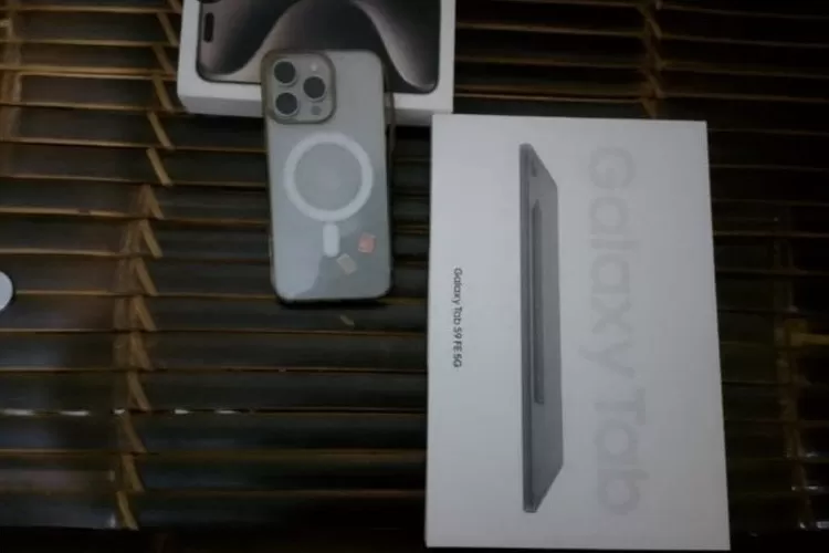 Barang bukti iPhone 15 Pro Max dan Samsung Galaxy Tab S9 hasil curian. (Polres Bogor)