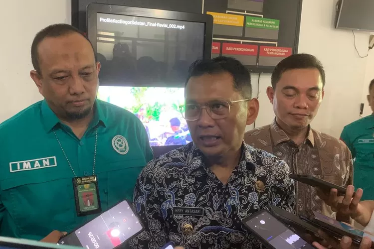 Pj Wali Kota Bogor, Hery Antasari bersama Ketua PN Bogor, Iman Luqmanul Hakim memberikan keterangan terkait launching sidang diluar gedung di Kantor Kecamatan Bogor Selatan.  (Rifal Metropolitan)