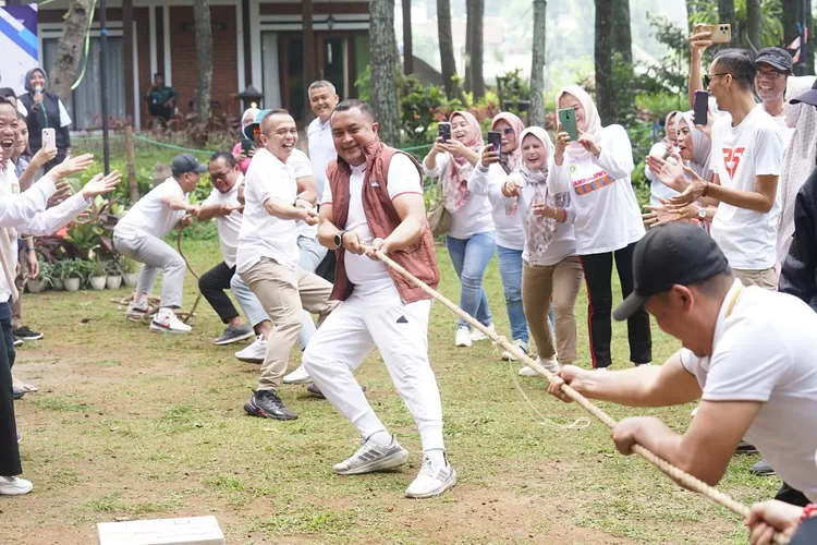 Calon bupati Bogor Rudy Susmanto saat lomba tarik tambang bersama Komunitas Pecinta Olahraga Tradisional di Desa Jambuluwuk, Kecamatan Ciawi, Kabupaten Bogor, Kamis, 3 Oktober 2024. (Arifin - Metropolitan)