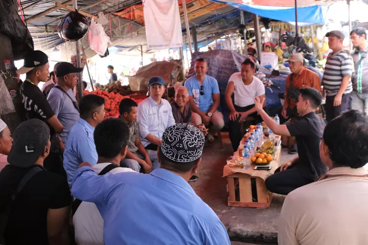 Pasangan Dedie-Jenal melakukan dialog bersama PKL di Pasar Kebon Kembang. 