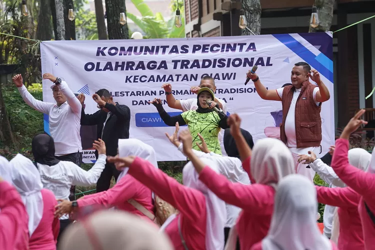Calon bupati Bogor Rudy Susmanto saat mengikuti senam bersama emak-emak di Ciawi, Kabupaten Bogor, Kamis, 3 Oktober 2024. (Arifin/Metropolitan)