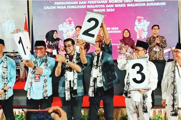 A highly motivated candidate for Mayor of Sukabumi campaigns at a Mosque and hands over an envelope, Bawaslu investigates after the video goes viral on social media