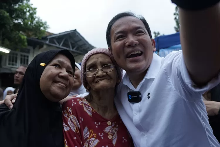 Calon Wali Kota Bogor, Dokter Rayendra saat melakukan foto bersama warga. 