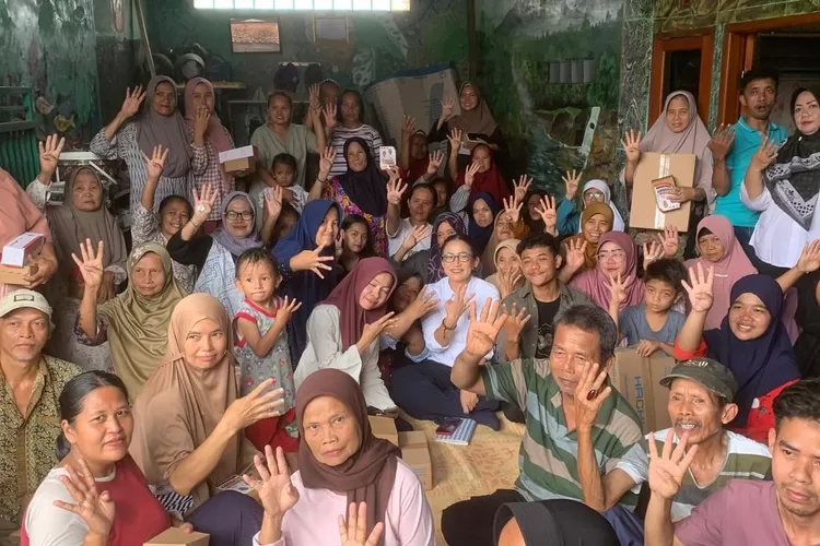 Calon Wali Kota Bogor, Rena Da Frina foto bersama warga saat kampanye di wilayah Gunung Batu, Kota Bogor.  (Rifal Metropolitan)