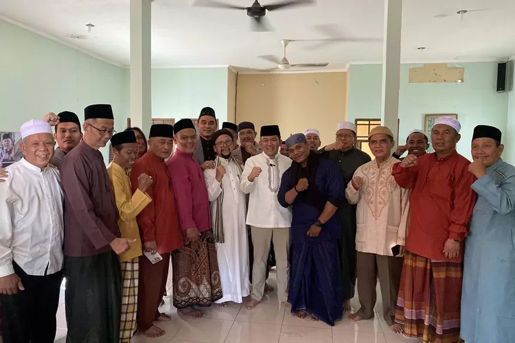 Foto bersama Dokter Rayendra bersama sejumlah tokoh agama di Kota Bogor. 
