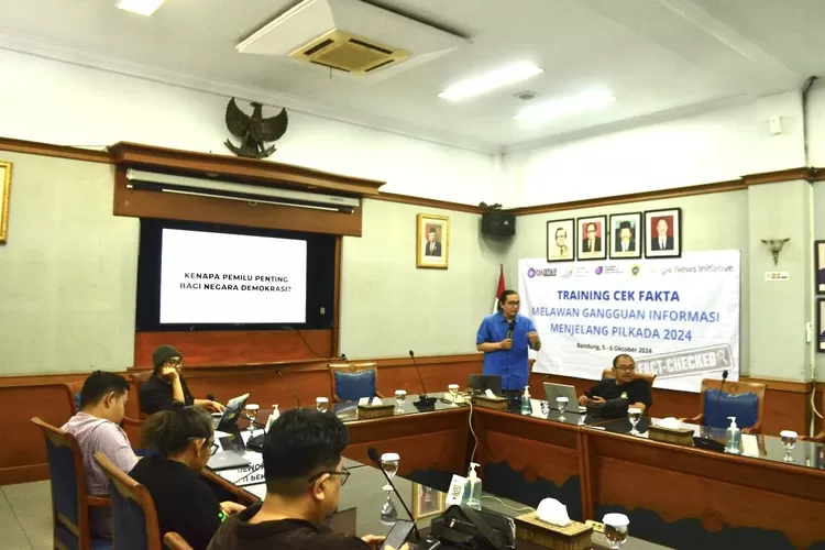 AMSI menggelar Training Cek Fakta di Gedung Pikiran Rakyat Jalan Asia Afrika nomor 77, Kelurahan Braga, Kecamatan Sumur Bandung, Kota Bandung, Sabtu, 5-6 Oktober 2024. (AMSI Jawa Barat)