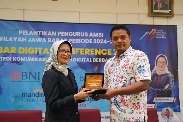 Kadiskominfo Jabar Ika Mardiah saat seminar JDC 2024 sekaligus pelantikan pengurus AMSI Jawa Barat di&nbsp;Hotel Savoy Homan, Kota Bandung, Jumat, 4 Oktober 2024. (AMSI Jawa Barat)