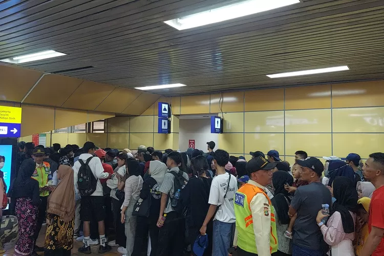 Para penumpang KRL di stasiun Juanda yang hendak keluar menuju Monas. (X/@itsaditcastle)