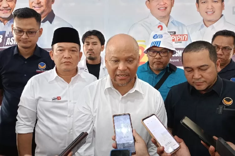 Cawagub Jabar, Ilham Habibie saat diwawancarai awak media usai kegiatan konsolidasi Akbar Kader Penggerak Ilham Habibie di Purwakarta, Sabtu 5 Oktober 2024. (Foto: Aik/metropolitan)