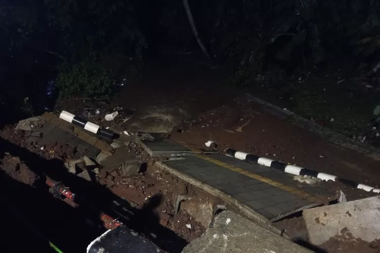 Longsor pedestrian Pakansari, Cibinong, Kabupaten Bogor, Sabtu, 5 Oktober 2024. (Erwin)