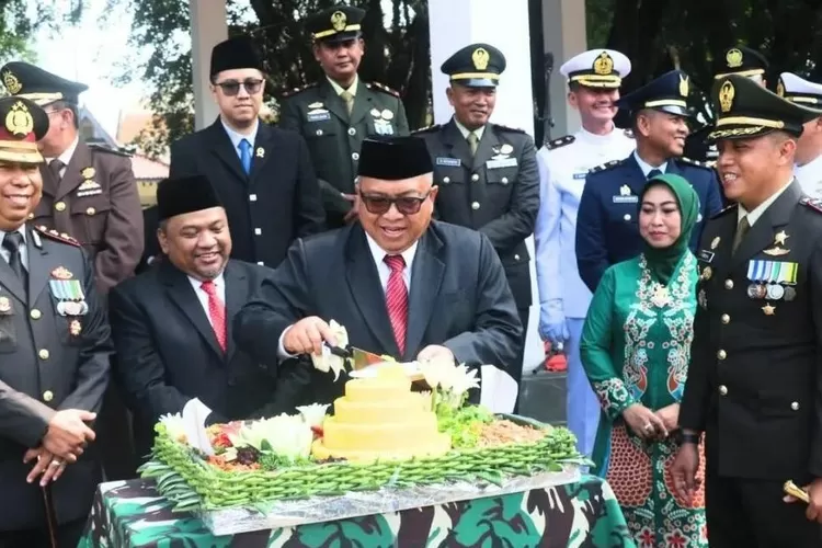 Bupati Sukabumi H Marwan Hamami bersama Dandim 0622/ Letkol Kav. Andhi Ardana Valeriandra saat potong tumpeng memepringati HUT TNI ke- 79 (ist)