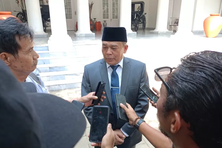 Pj Bupati Purwakarta, Benni Irwan saat diwawancarai awak media usai hadir dalam prosesi pengukuhan perpanjangan masa jabatan 180 Kepala Desa dan 183 Badan Permusyawaratan Desa (BPD) pada 17 Kecamatan di Wilayah Kabupaten Purwakarta menjadi 8 tahun, belum lama ini. (Aik/Metropolitan)