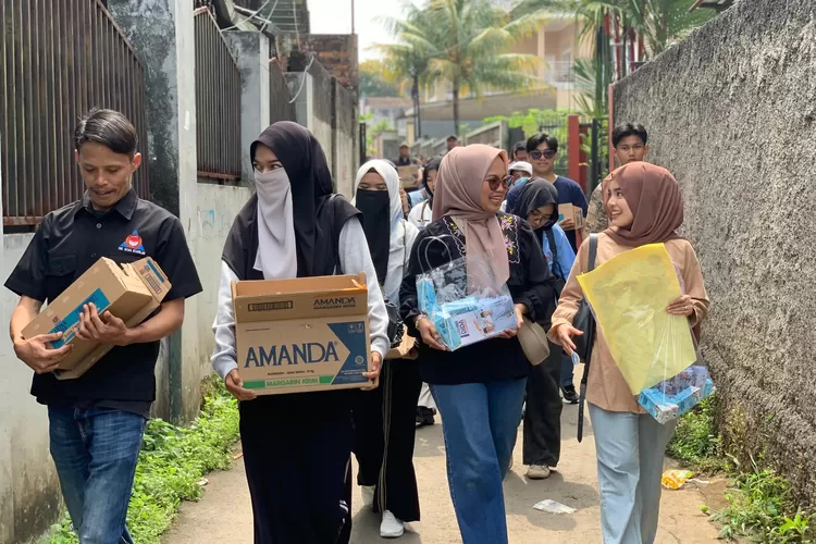 Tim Merangkul Sukabumi Mendatangi Wilayah Kramat, Rw04 Bagikan Program Internet Gratis dan Sosialisasikan Program pasangan Nomor 1 Ahmad Fahmi-Dida Sembada (Tim Merangkul Sukabumi)