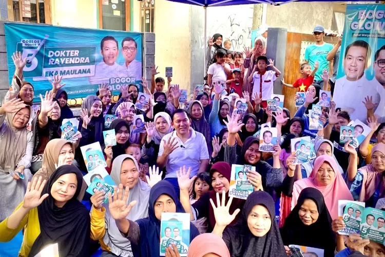 Calon Wali Kota Bogor, Dokter Rayendra foto bersama warga. 