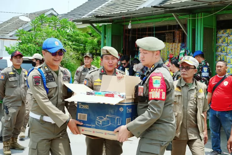 Satpol PP, balai cukai, kejaksaan, polres dan yang lainya menunjukkan hasil razia kepada awak media (Herman)