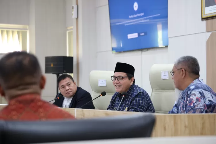 Pj Bupati Bogor Bachril Bakri saat audiensi dengan IPB University di Ruang Rapat Bupati, Cibinong, Selasa, 8 Oktober 2024. (Humas Pemkab Bogor)