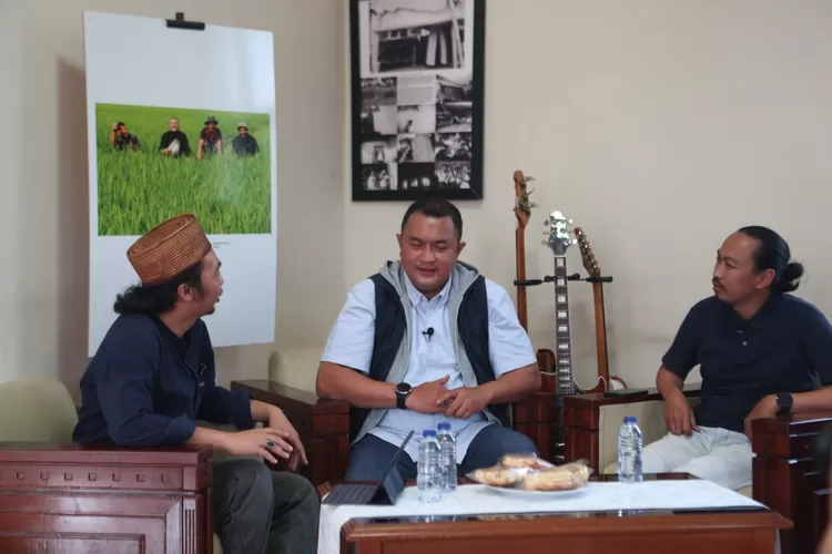 Calon Bupati Bogor Rudy Susmanto saat podcast di Sekretarit Pokwan DPRD Kabupaten Bogor, Senin, 8 Oktober 2024. (Pokwan)