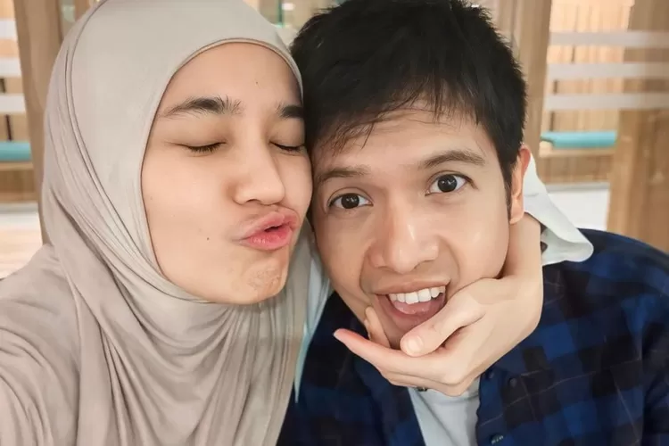 Pasangan selebriti Dimas Seto dana Dhini Aminarti. (Instagram/@dhiniamiarti)