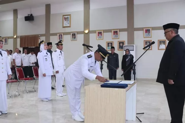 Bupati Sukabumi Marwan Hamami melantik dan mengambil sumpah 7 camat di Kabupaten Sukabumi. (Satiri)