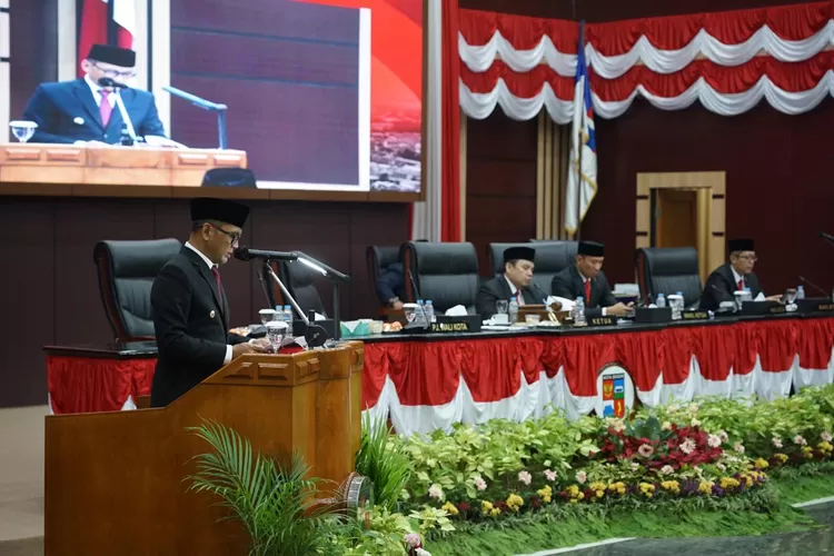 Pj Wali Kota Bogor Hery Antasari menyampaikan draft Rancangan APBD (RAPBD) 2025 kepada DPRD Kota Bogor dalam rapat paripurna (DPRD Kota Bogor)