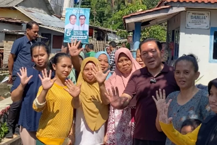 Calon Wali Kota Bogor foto bersama warga saat melakukan kampanye. 