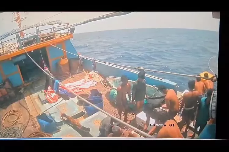 Setelah 3 hari terombang-ambing di laut di atas bambu, dua nelayan asal Sukabumi akhirnya berhasil diselamatkan (istimewa)