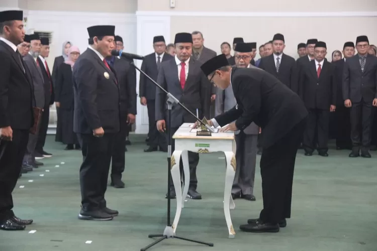 Pj Bupati Bogor Bachril Bakri melantik Ajat Jatnika sebagai Sekda Kabupaten Bogor di Cibinong, Jumat, 11 Oktober 2024. (Humas Pemkab Bogor)