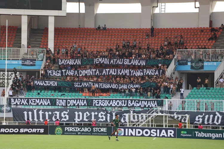 UPCS membentangkan spanduk protes atas bobroknya manajemen saat laga antara Persikabo 1973 vs FC Bekasi City di Stadion Paknsari CIbinong, Kabupaten Bogor, Sabtu, 12 Oktober 2024 (Fadli/Metropolitan)