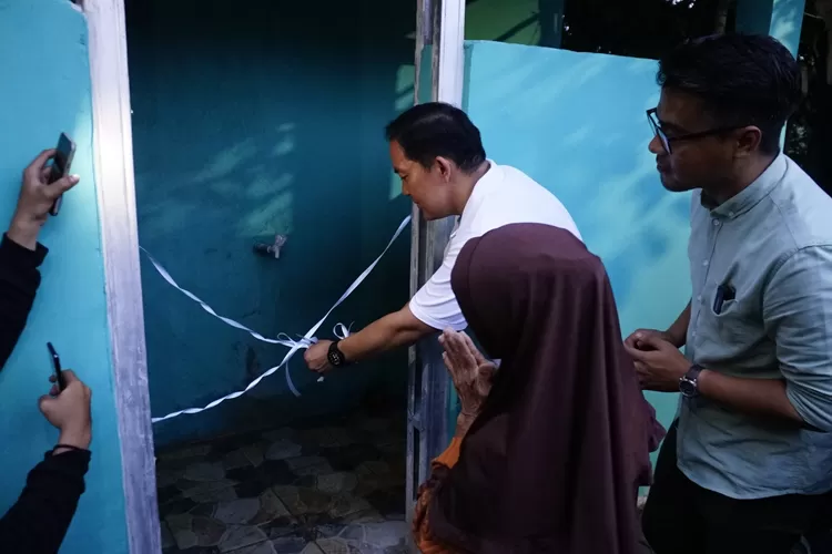 Pasangan Dokter Rayendra-Eka Maulana meresmikan MCK yang mereka renovasi di Cipaku, Kota Bogor. 