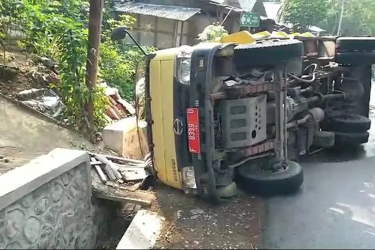 Truk terguling di Jalan Raya Palabuhanratu-Sukabumi, tepatnya di Desa Pasirsuren, Kecamatan Palabuhanratu, Kabupaten Sukabumi.