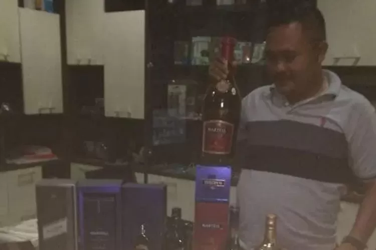 Foto Calon Wakil Bupati Karawang Haji Maslani memegang botol miras heboh di media sosial (istimewa)
