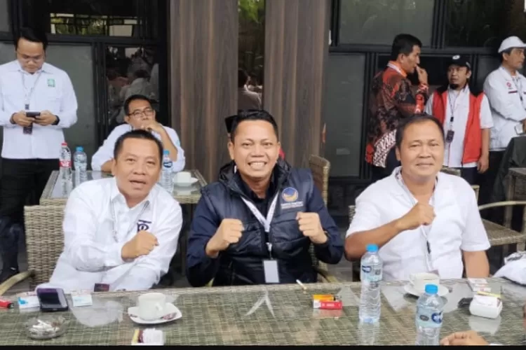 Calon Bupati dan Calon Wakil Bupati Karawang Aep Maslani mengapit H Bukhori (Herman)