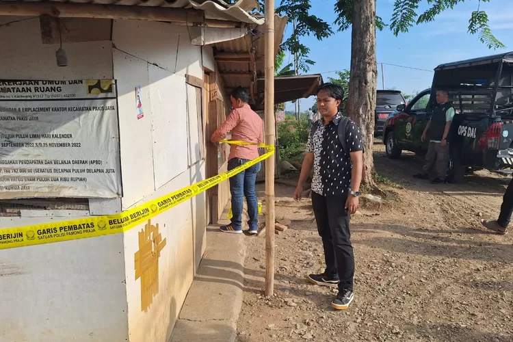 Satpol PP Karawang segel tempat jual miras dan prostitusi di Rengasdengklok (Herman)