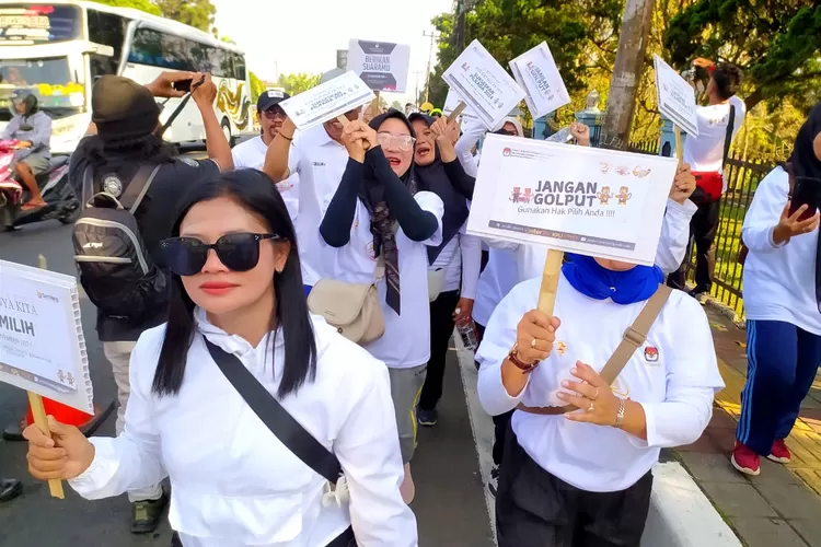 jalan sehat menuju Pilkada 2024 di Kecamatan Cisarua, Kabupaten Bogor, Minggu, 14 Oktober 2024. (Deni)