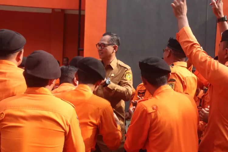 Sekda Kabupaten Bogor Ajat R Jatnika saat memimpin apel kesiapsiagaan bencana yang diikuti seluruh personel BPBD Kabupaten Bogor, Selasa, 15 Oktober 2024. (Humas Pemkab Bogor)