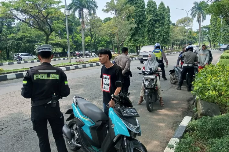 Hari kedua Operasi Zebra Lodaya 2024 di Jalan Tegar Beriman, Cibinong, Kabupaten Bogor, Selasa, 15 Oktober 2024. (Erwin)
