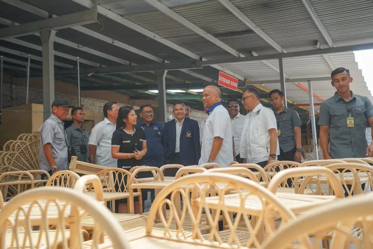 Calon Wakil Gubernur Jawa Barat nomor urut 3, Ilham Habibie, mengunjungi sentra kerajinan rotan di Cirebon. (Doc.Pribadi)