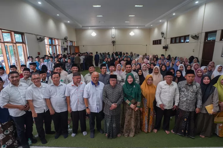 Calon Wakil Gubernur Jawa Barat Nomor Urut 3, Ilham Habibie berkunjung sekaligus bersilaturahmi ke Pondok Pesantren Khas Kempek di Cirebon. (Doc.Pribadi)
