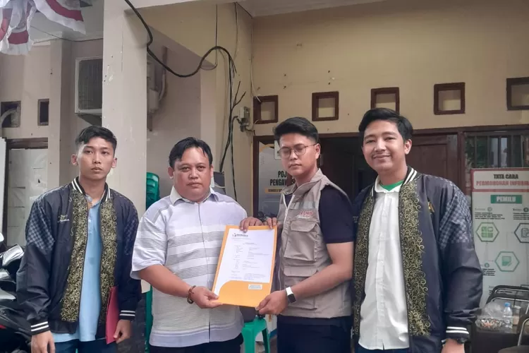 Bawaslu terima laporan Aksi Relawan Haji Aep terkait dugaan paslon Acep Gina kampanye sambil bagi-bagi duit (Herman)