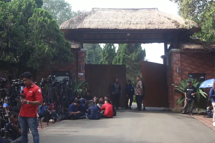 Hingga pukul 12.00 WIB, kediaman Presiden Terpilih Prabowo Subianto di Hambalang , Kabupaten Bogor masih tertutup. Para calon menteri masih mengikuti pembekalan, Rabu, 16 Oktober 2024. (Fadli/Metropolitan)