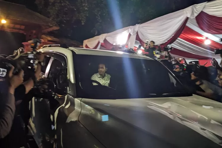 Wakil Presiden Terpilih Gibran Rakabuming Raka meninggalkan kediaman Prabowo di Hambalang, Kabupaten Bogor usai ikut hadir dalam pembekalan menteri, Rabu, 16 Oktober 2024 malam. (Ist)