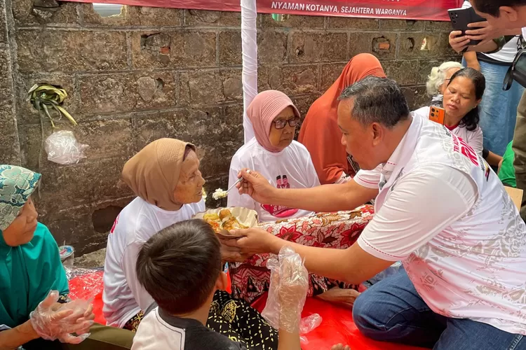 Berkesempatan curhat langsung, warga Duren Jaya mendoakan Tri Adhianto menangkan Pilkada 2024 dan jadi Wali Kota Bekasi 2024 (Dok pribadi)