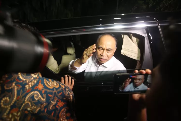 Menkominfo Budi Arie Setiadi meninggalkan kediaman Prabowo di Hambalang, Kabupaten Bogor usai mengikuti pembekalan calon menteri, Rabu, 16 Oktober 2024 malam. (Fadili/Metropolitan)