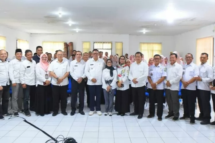 Pastikan netralitas ASN di Pilkada 2024, Wali Kota Sukabumi, Kusmana Hartadji, melakukan kunjungan kerja ke Kecamatan Lembursitu (Satiri)