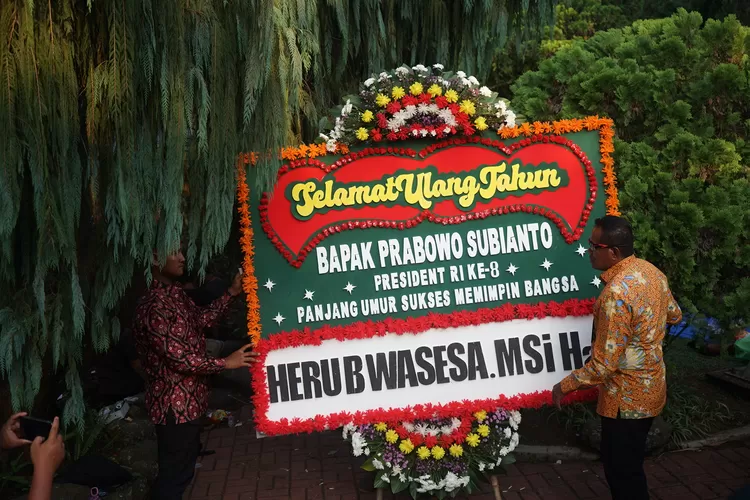 Karangan bunga selamat ulang tahun untuk Presiden Terpilih Prabowo Subianto di Padepokan Garuda Yaksa Hambalang, Kabupaten Bogor, Rabu, 16 Oktober 2024. (Arifin/Metropolitan)