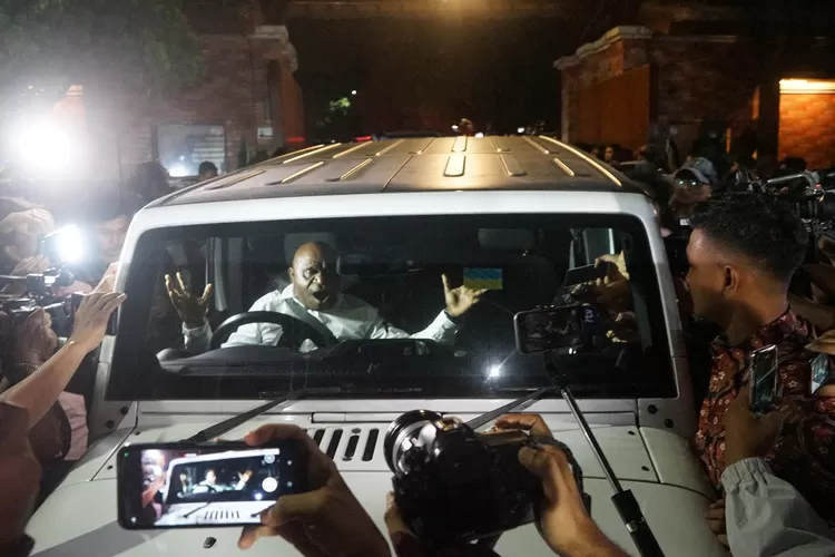 Natalius Pigai saat keluar dari kediaman Prabowo Subianto di Padepokan Garuda Yaksa Hambalang, Kabupaten Bogor, usai mengikuti pembekalan calon menteri, Rabu, 16 Oktober 2024 malam. (Arifin/Metropolitan)