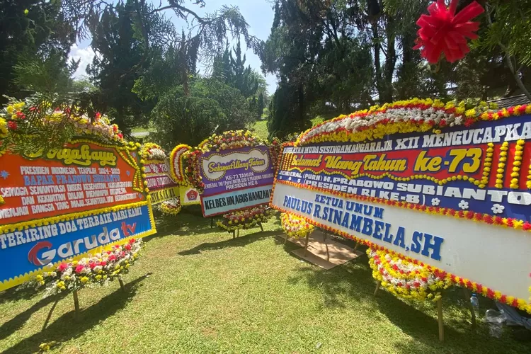 Karangan bunga ucapan selamat ulang tahun untuk Prabowo Subianto membanjiri kediamannya di Padepokan Garuda Yaksa Hambalang, Kabupaten Bogor, Kamis, 17 Oktober 2024. (Arifin/Metropolitan)