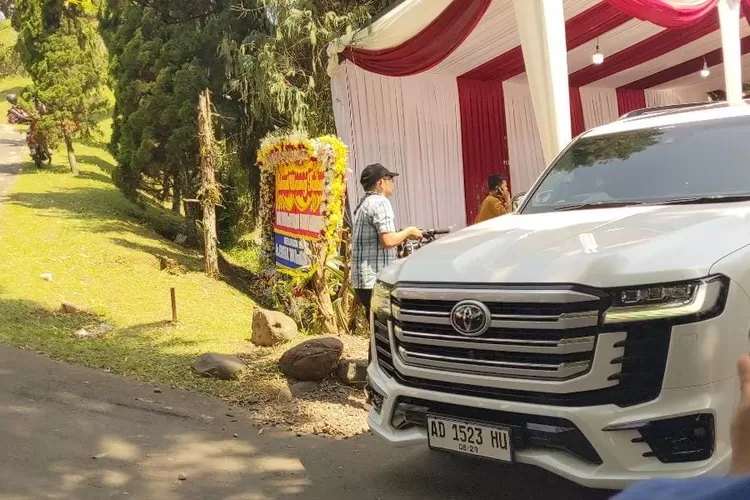 Mobil Wakil Presiden Terpilih Gibran Rakabuming Raka meninggalkan kediaman Prabowo Subianto di Padepokan Garuda Yaksa Hambalang, Kabupaten Bogor, Kamis, 17 Oktober 2024 siang. (Ist)