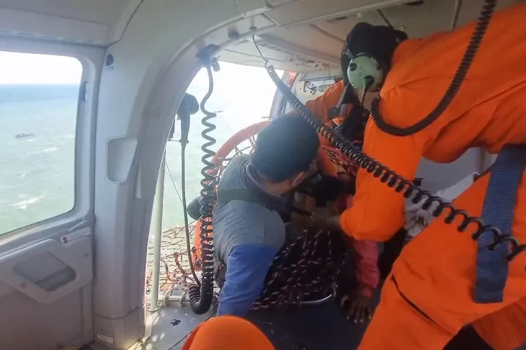 Beginilah momen menegangkan para penyelamat melakukan evakuasi nelayan yang terjebak dalam insiden Jembatan Tegalbuleud Sukabumi (ist)