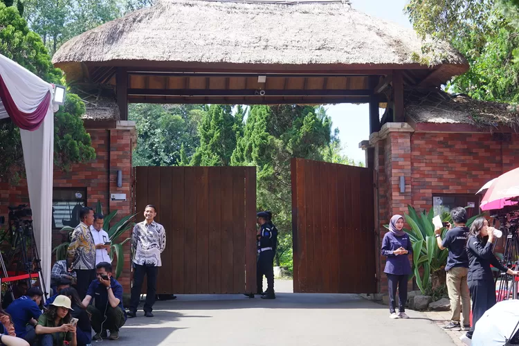 Suasanan di depan gerbang kediaman Prabowo Subianto di Padepokan Garuda Yaksa Hambalang, Kabupaten Bogor di hari kedua pembekalan, Kamis, 17 Oktober 2024. (Arifin/Metropolitan)
